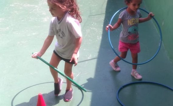 Registro da nossa aula de movimento corporal, circuito com bambolês – Pré I tarde
