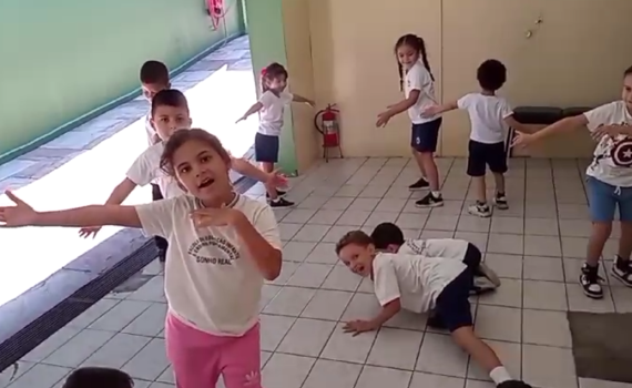 Aula de movimento corporal : Reconhecendo as partes do corpo humano