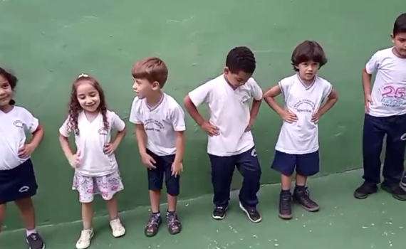 Aula de movimento corporal: Reconhecendo as partes do corpo humano